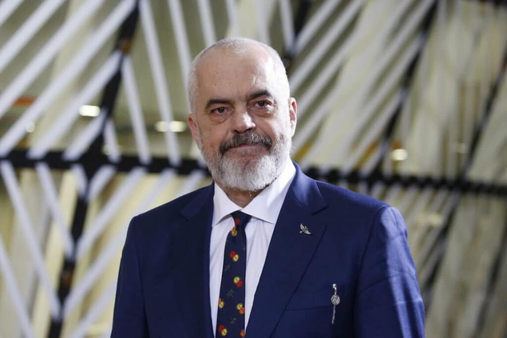 Urnas abertas na Albânia: Edi Rama visa o quarto mandato