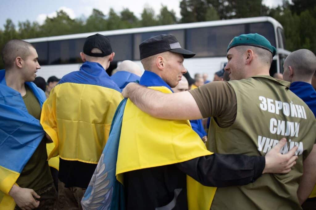 Rússia e Ucrânia começam a troca de prisioneiros: entre os soldados feridos repatriados ou com menos de 25 anos
