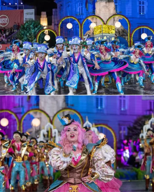 Artistas em roupas coloridas e elaboradas, que descrevem temas como cartas de jogo e borboletas, dançam com os braços levantados em frente a um grande objeto de cartas durante o animado desfile noturno de Sant'antonio Lisboa.
