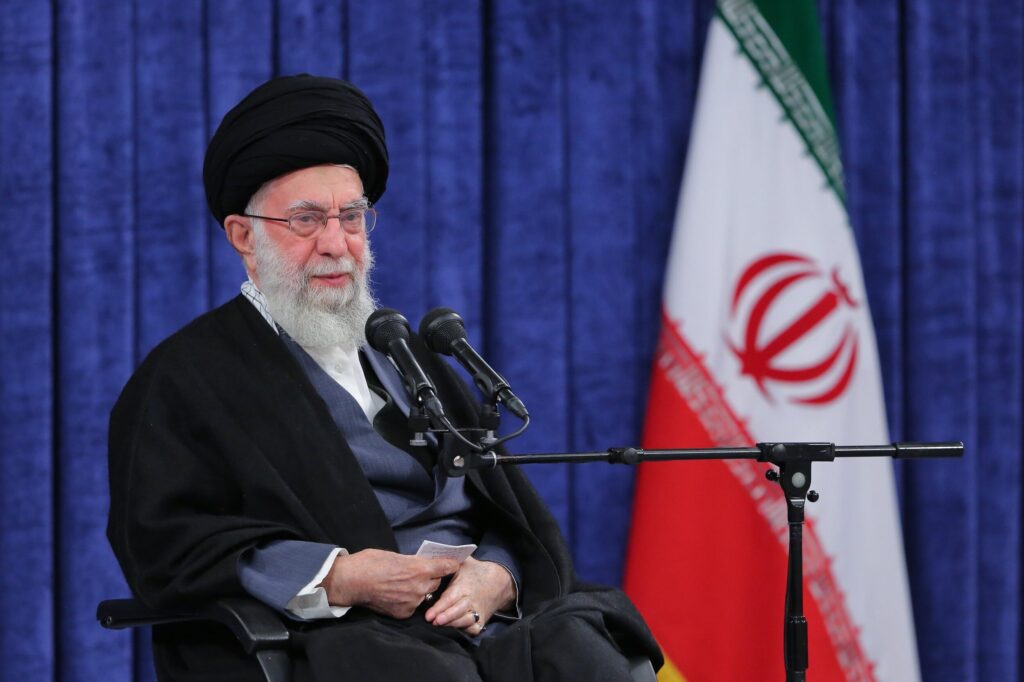 Axios: Khamenei "inacessível", pula a reunião entre as autoridades americanas e o Irã. Aiatollah avalia possíveis sucessores