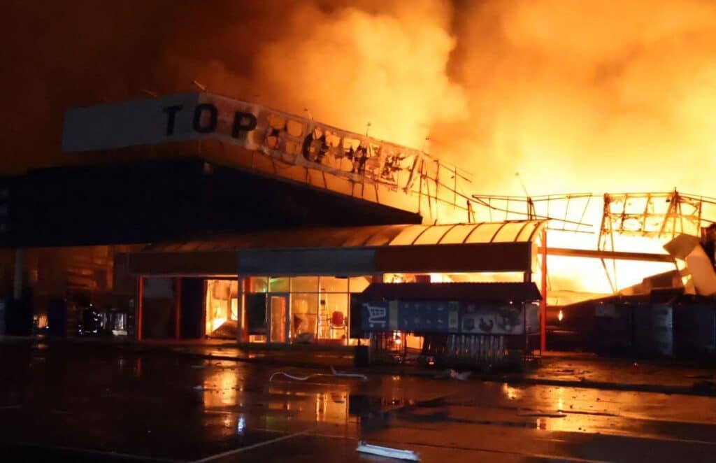 Ucrânia: ataques russos a Dnipropetrovsk e Kharkiv, atingiram um shopping center