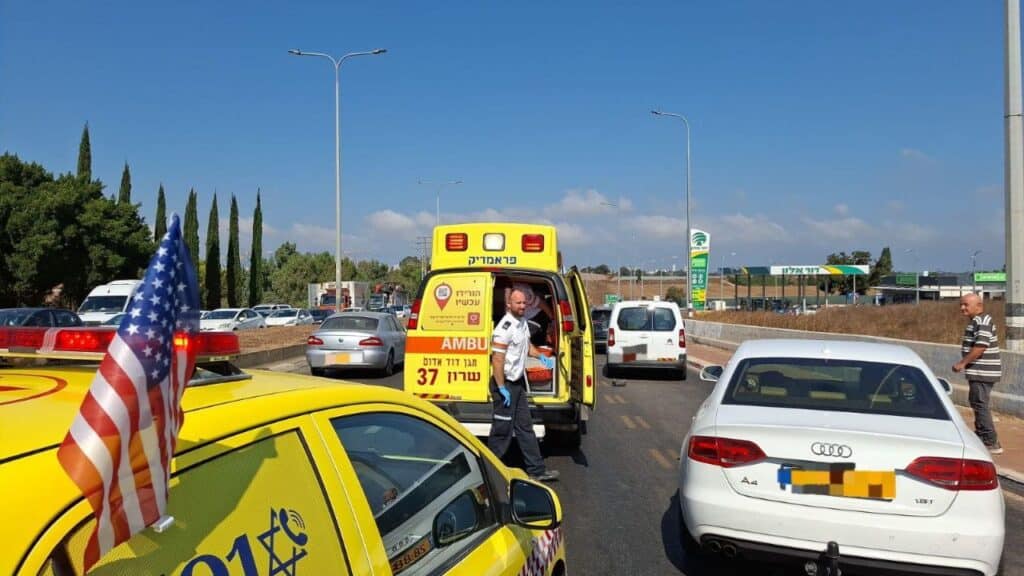Veículo contra uma parada de ônibus, oito feridos em um suposto ataque terrorista em Israel