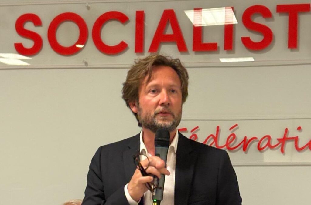 França, o líder do grupo socialista Vallaud: "Vamos votar contra a confiança em Bayrou"