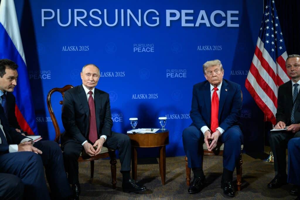 Trump: "Putin é muito difícil em tudo, mas a reunião foi muito quente"