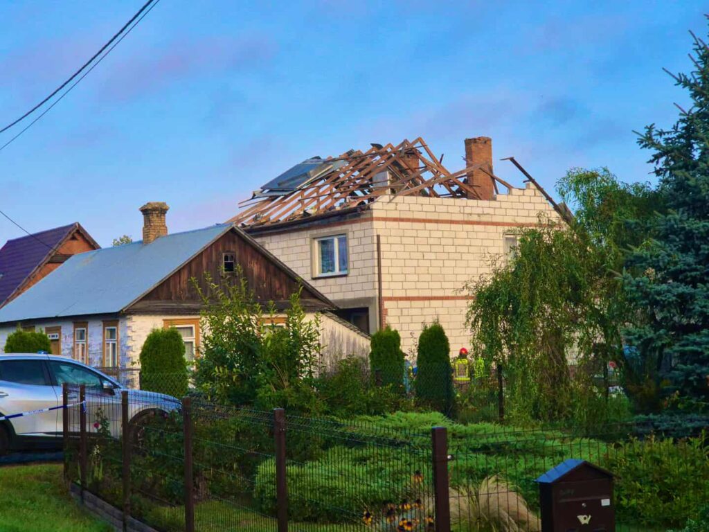 Fontes de impressão: A casa em Wyryki teria sido atingida por um míssil polonês, não por um drone russo