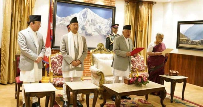 Nepal: Sushila Karkki jurou como o primeiro ministro interino