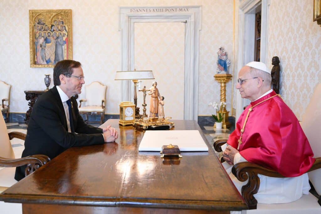 O papa recebe o presidente de Israel Herzog no Vaticano: "Garantindo um futuro ao povo palestino"