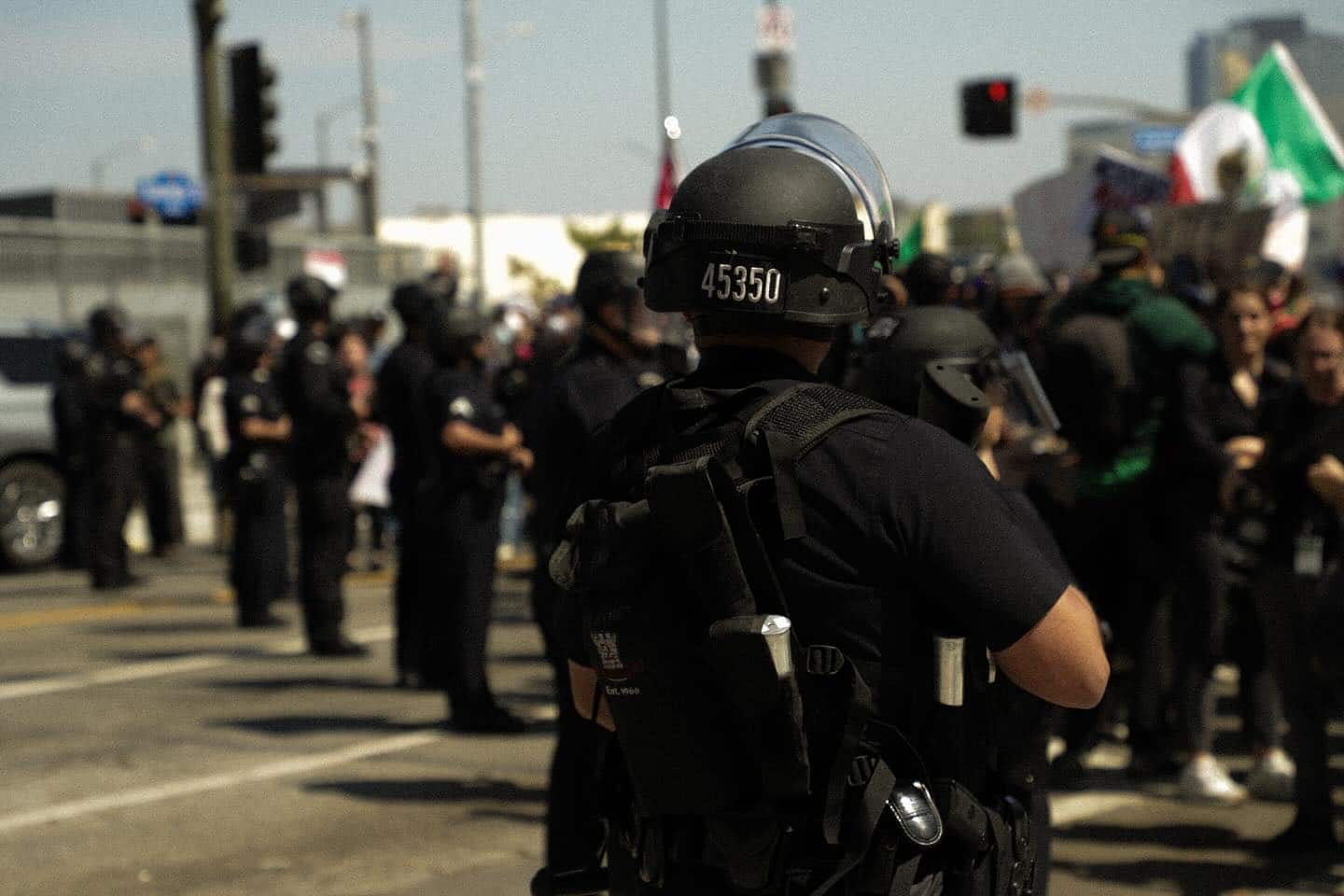 Trump anuncia a classificação do movimento Antifa como uma organização ...