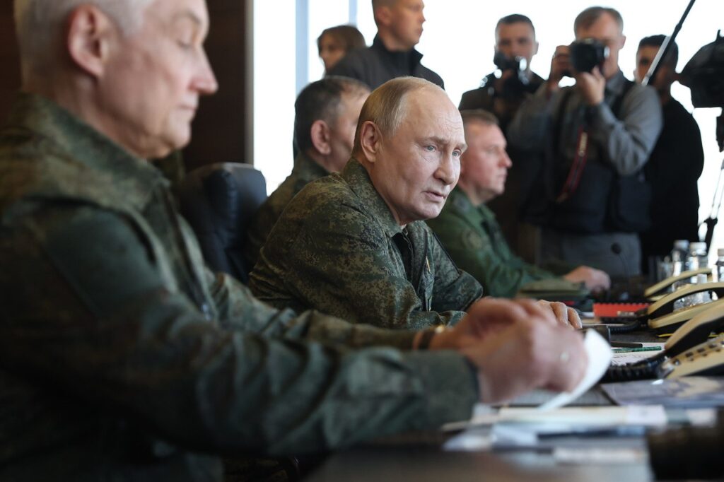 Ucrânia, Bloomberg: "Para Putin, a escalada é a melhor maneira"