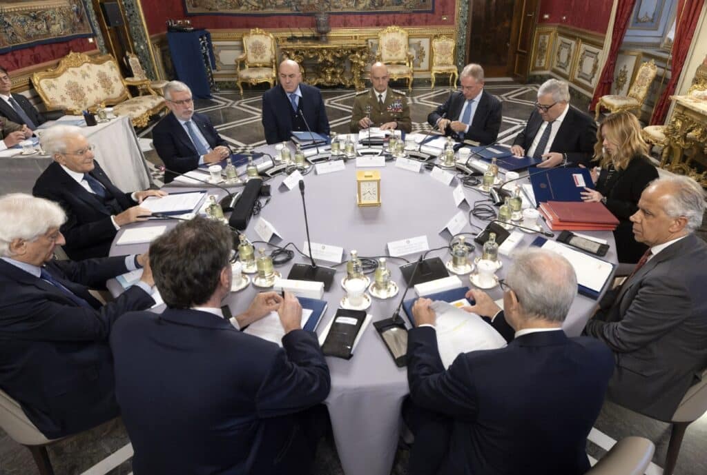 Mattarella preside o Conselho Supremo de Defesa: “Total apoio à Ucrânia, novo pacote de ajuda militar”