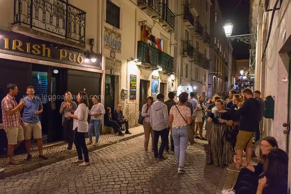 Bairro Alto, o bairro simbólico e a saída dos moradores: chega de álcool e degradação