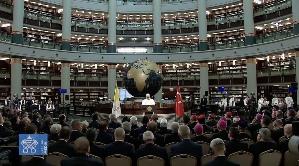 Papa Leão XIV em Türkiye: “Mundo desestabilizado por ambições que atropelam a justiça e a paz”