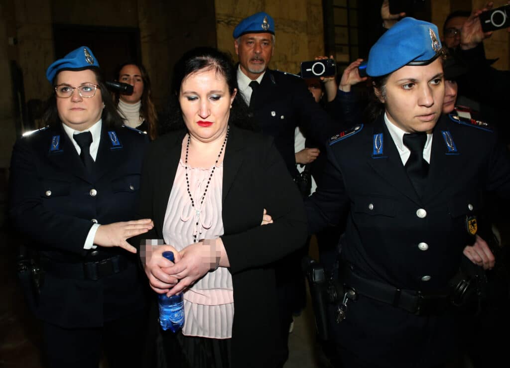 Pena de prisão perpétua anulada para Alessia Pifferi, pena reduzida para 24 anos em recurso: ela deixou a filha morrer de fome