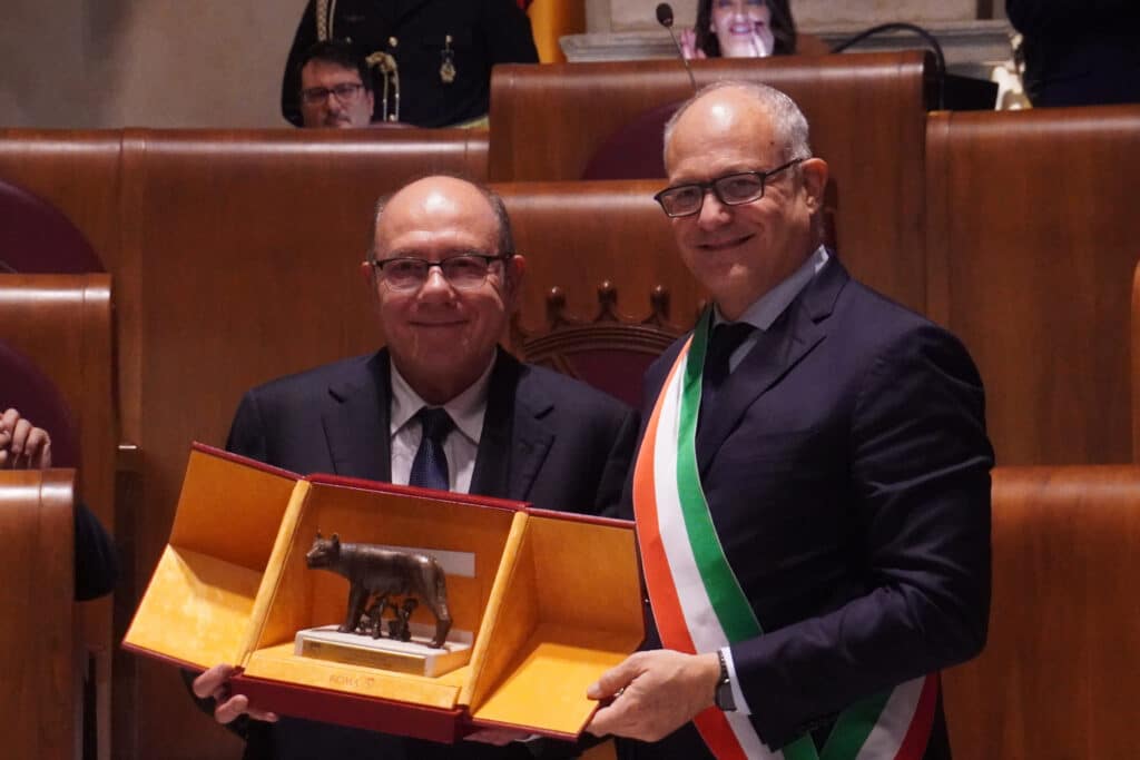 Roma: Carlo Verdone prefeito por um dia, entre ironias e propostas os subúrbios abraçam o ator