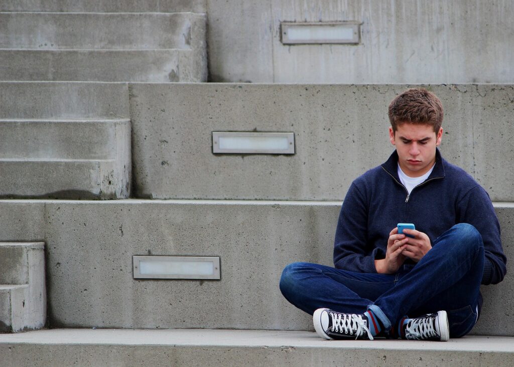 Save the Children: 41,8% dos adolescentes recorrem à IA porque se sentem solitários ou tristes