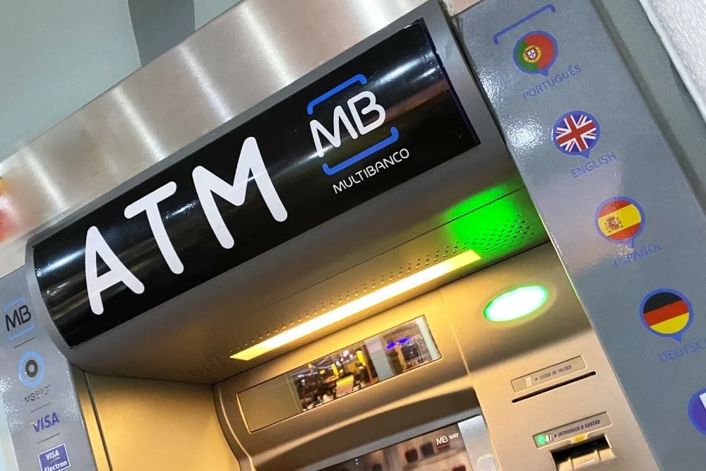 Como depositar dinheiro através de um caixa eletrônico em Portugal