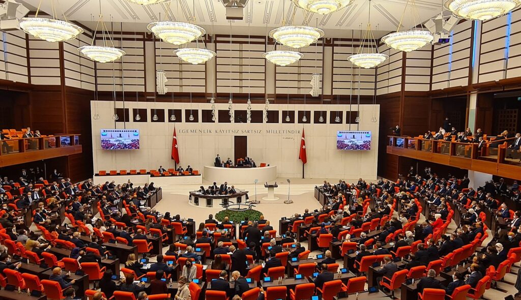 Türkiye: Parlamento aprova extensão de dois anos da missão militar na Líbia