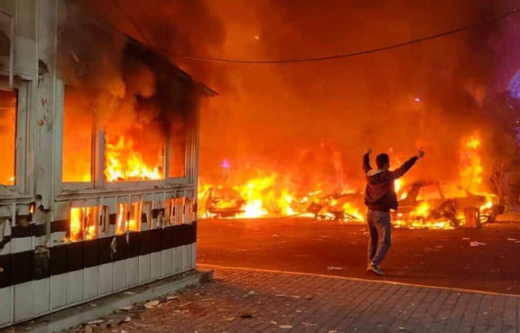 Irã: milhares nas ruas contra o regime, Pezeshkian aponta o dedo aos EUA e a Israel - fotos e vídeos