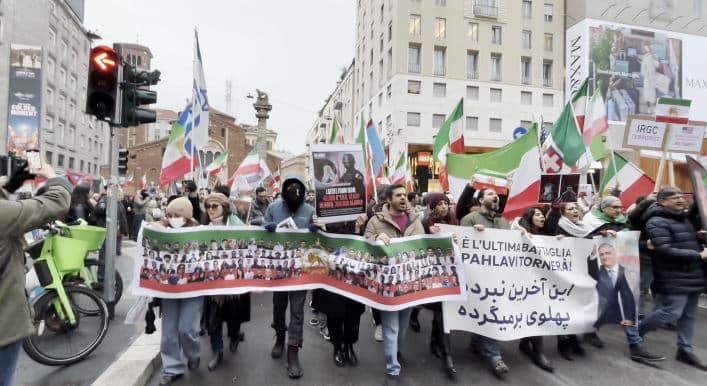Milhares de pessoas marchando pelas ruas de Milão contra o regime de Teerã – vídeo