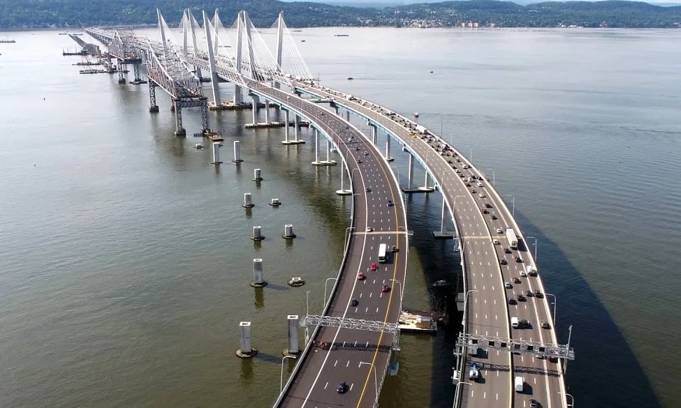 A ponte de Nova Iorque ilumina-se com as cores da bandeira portuguesa