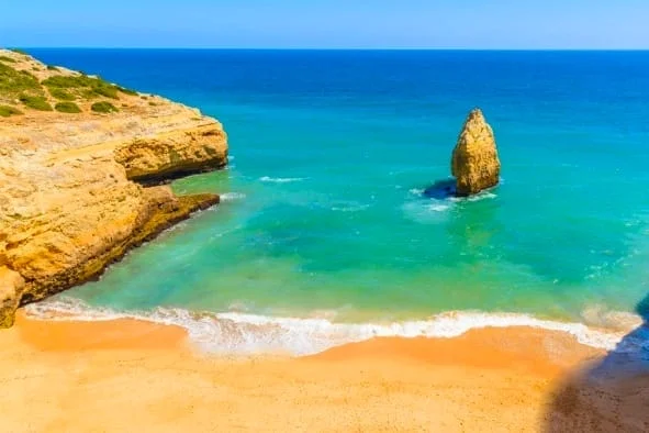 Duas das praias com água mais azul do mundo ficam no Algarve