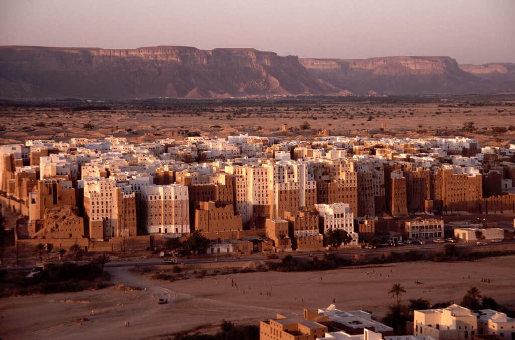 Iêmen: líder separatista Al Zubaidi removido, ataques sauditas no sul do país
