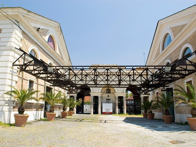 No dia 30 de janeiro é inaugurado o primeiro centro público de fotografia em Roma, começam as exposições com Irving Penn