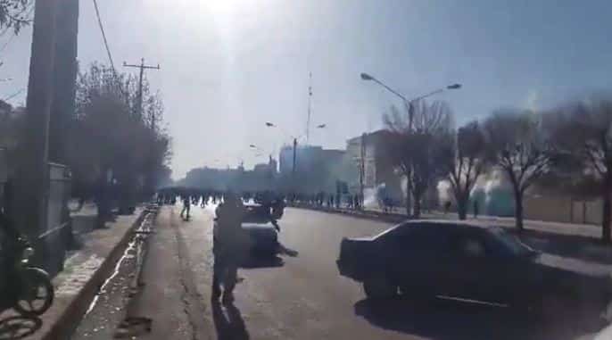 Oitavo dia de protestos no Irã: confrontos em Teerã e interrupções na Internet em todo o país – vídeo