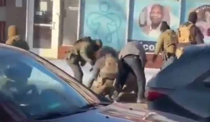 Um agente federal dos EUA atira e mata um homem na rua em Minneapolis – vídeo