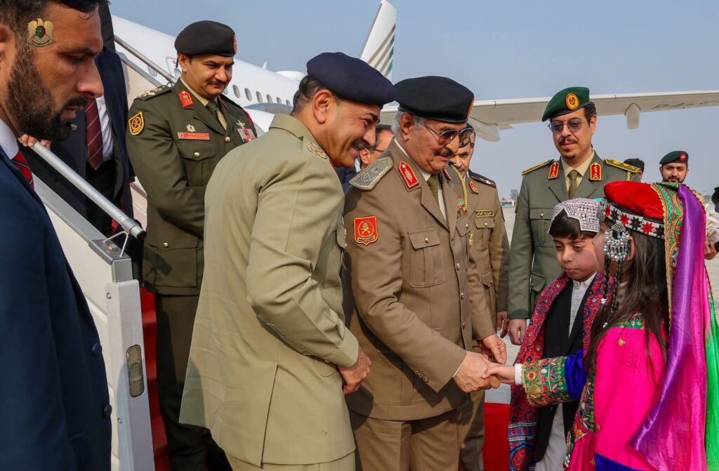 Líbia: Haftar inicia visita oficial ao Paquistão, com foco na cooperação militar