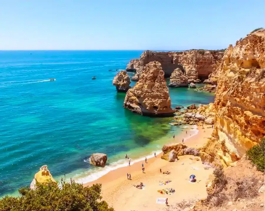 Conheça as 86 praias mais bonitas do Algarve galardoadas com Bandeira Azul