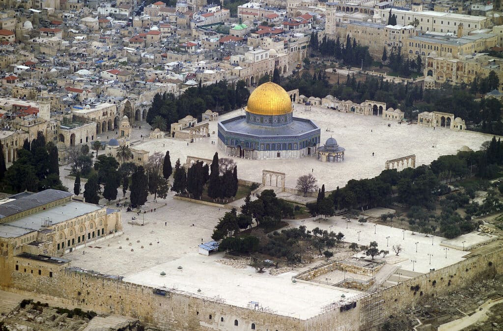 Milhares de palestinos em Jerusalém para orações de sexta-feira em Al Aqsa