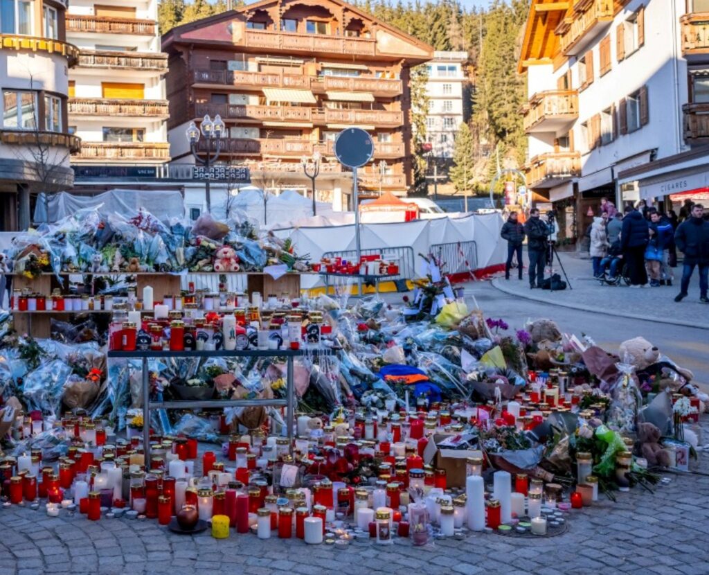 O memorial às vítimas do incêndio em Crans-Montana é incendiado, uma investigação foi aberta