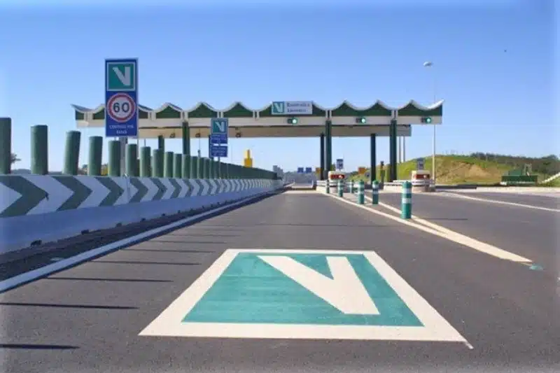 O que devo fazer se a luz amarela acender ao passar na portagem da Via Verde?