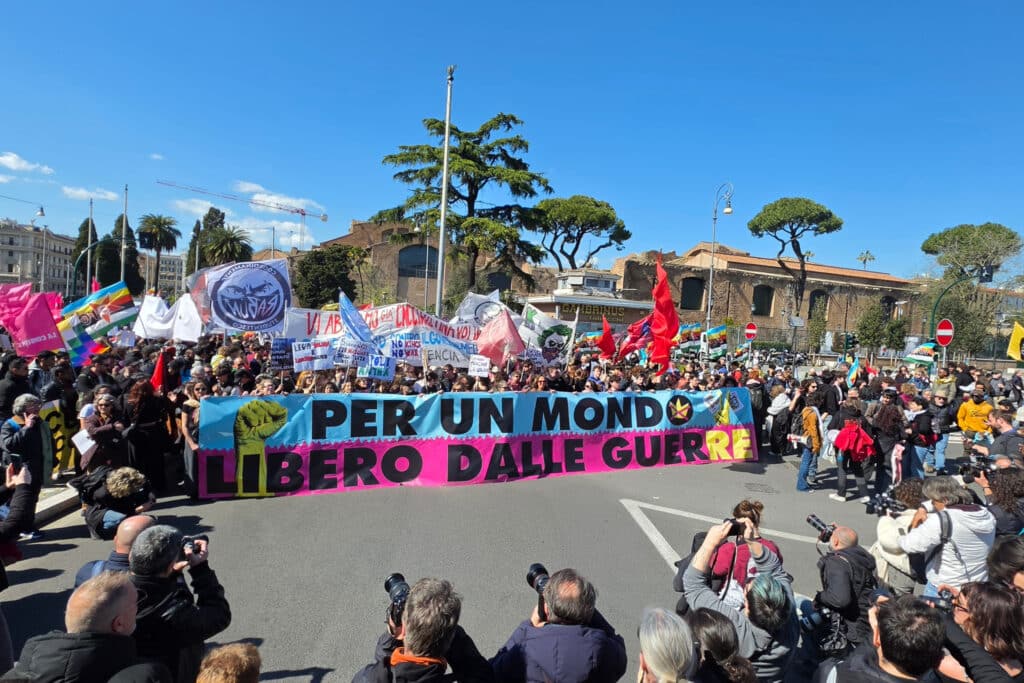 300 mil na marcha No Kings em Roma segundo os organizadores, cantos contra guerras e governo - fotos e vídeos