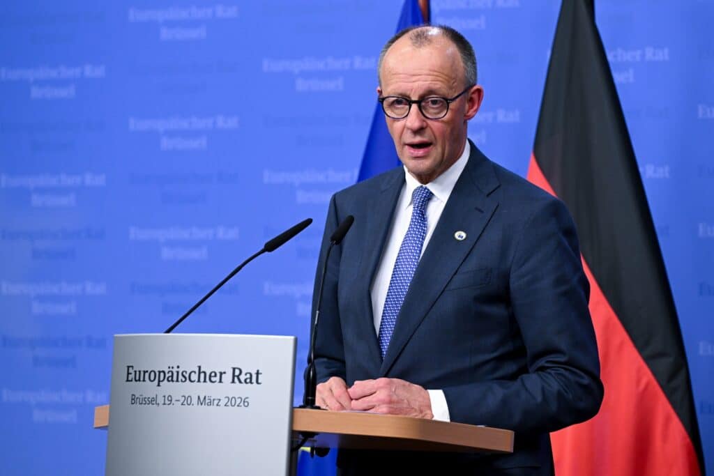 Conselho Europeu, Merz acusa Orban de "deslealdade", Macron avalia abastecimento para navios mercantes em Ormuz