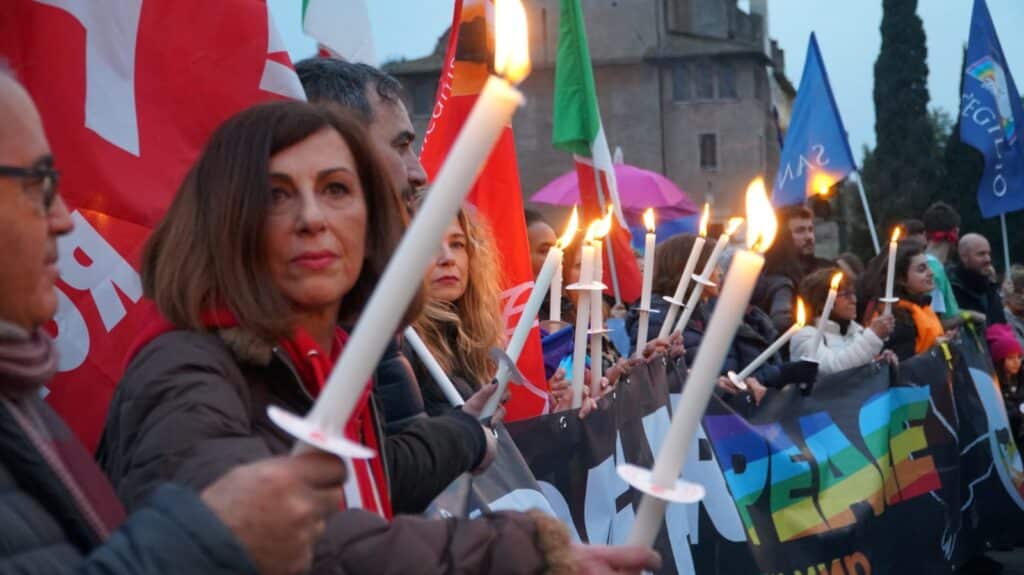 Roma: in centinaia con fiaccole e striscioni per la pace, partito corteo contro guerra in Ucraina - foto 1