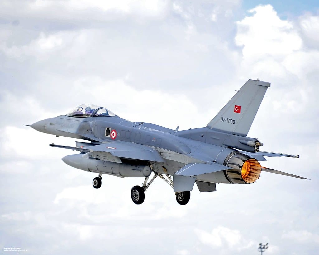 Fontes de imprensa: Turquia considera enviar caças F-16 para o Norte de Chipre