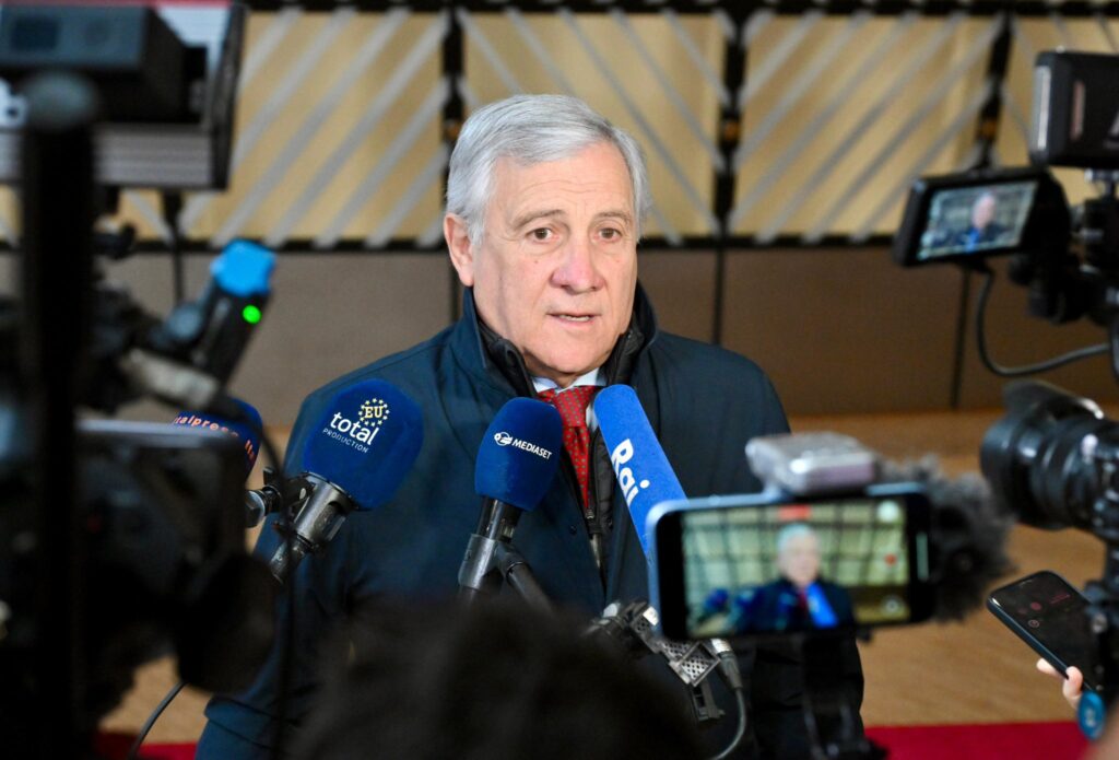 Irã, Tajani: a Itália sempre esteve fora do conflito, intervir em Ormuz significa entrar na guerra