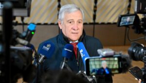 Irã, Tajani: a Itália sempre esteve fora do conflito, intervir em Ormuz significa entrar na guerra