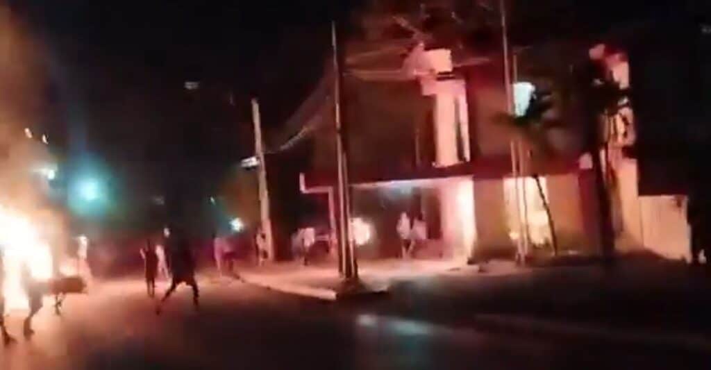 Manifestantes atearam fogo à sede do Partido Comunista em Cuba e um ficou ferido – vídeo