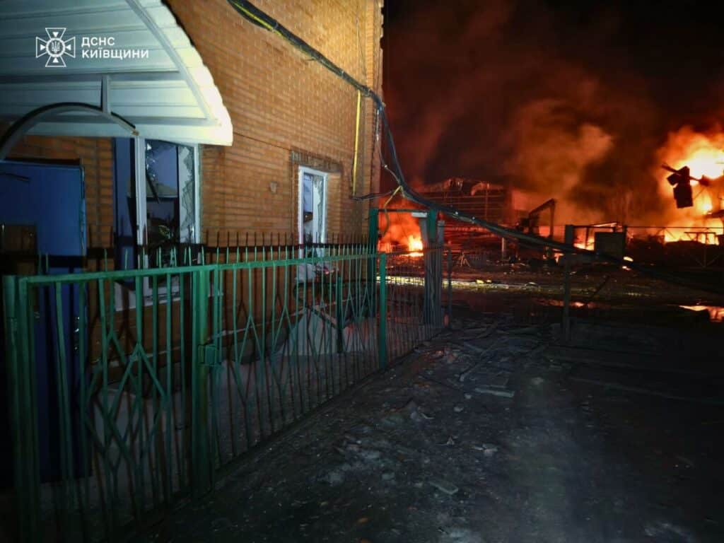 Gli effetti del bombardamento notturno russo contro la regione di Kiev mostrate dal Dipartimento per le Situazioni d