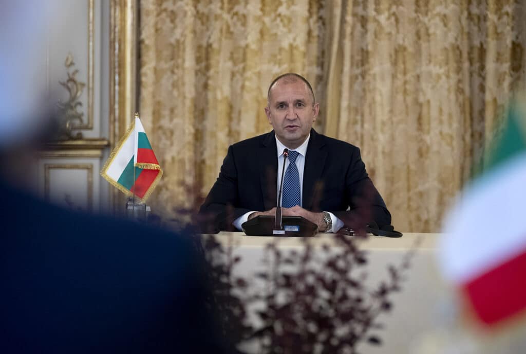 Bulgária: nas urnas de domingo pela oitava vez em cinco anos, o ex-presidente Radev é o favorito