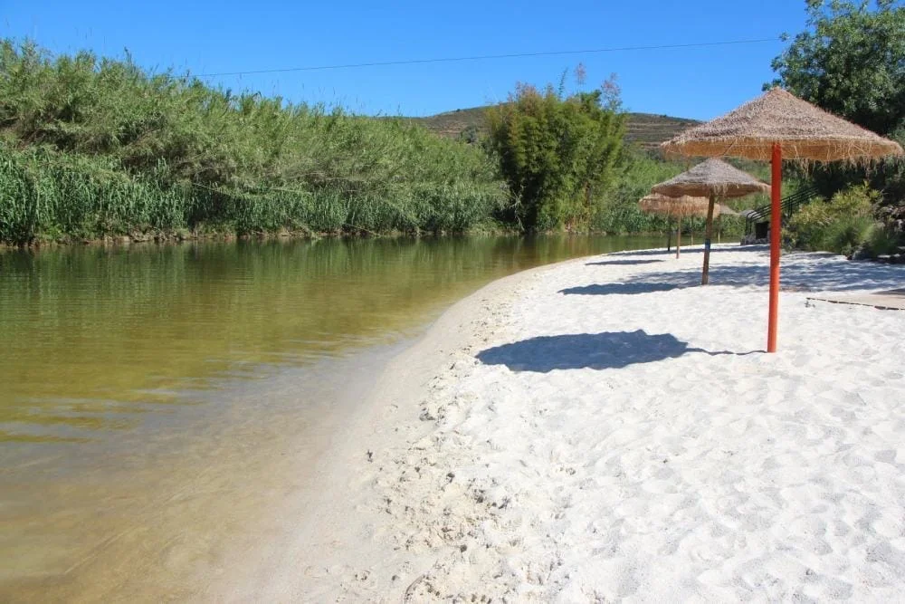 Nesta praia fluvial do Algarve a água chega aos 30 graus