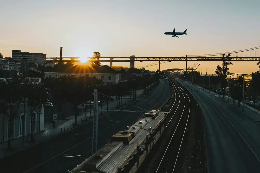 O avião é mais barato que o trem, mas o planeta paga o preço