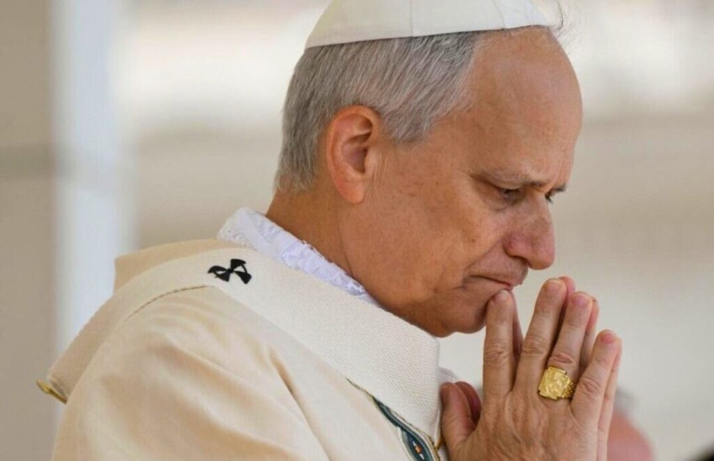 papa leone prega