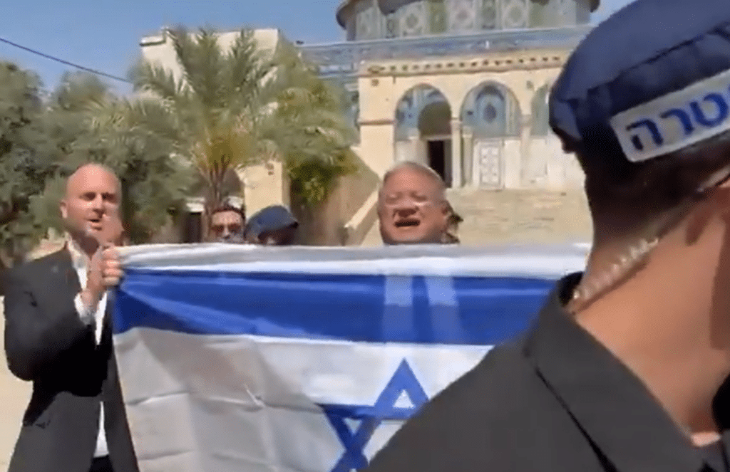 Ben Gvir agita uma bandeira israelense no Monte do Templo – vídeo