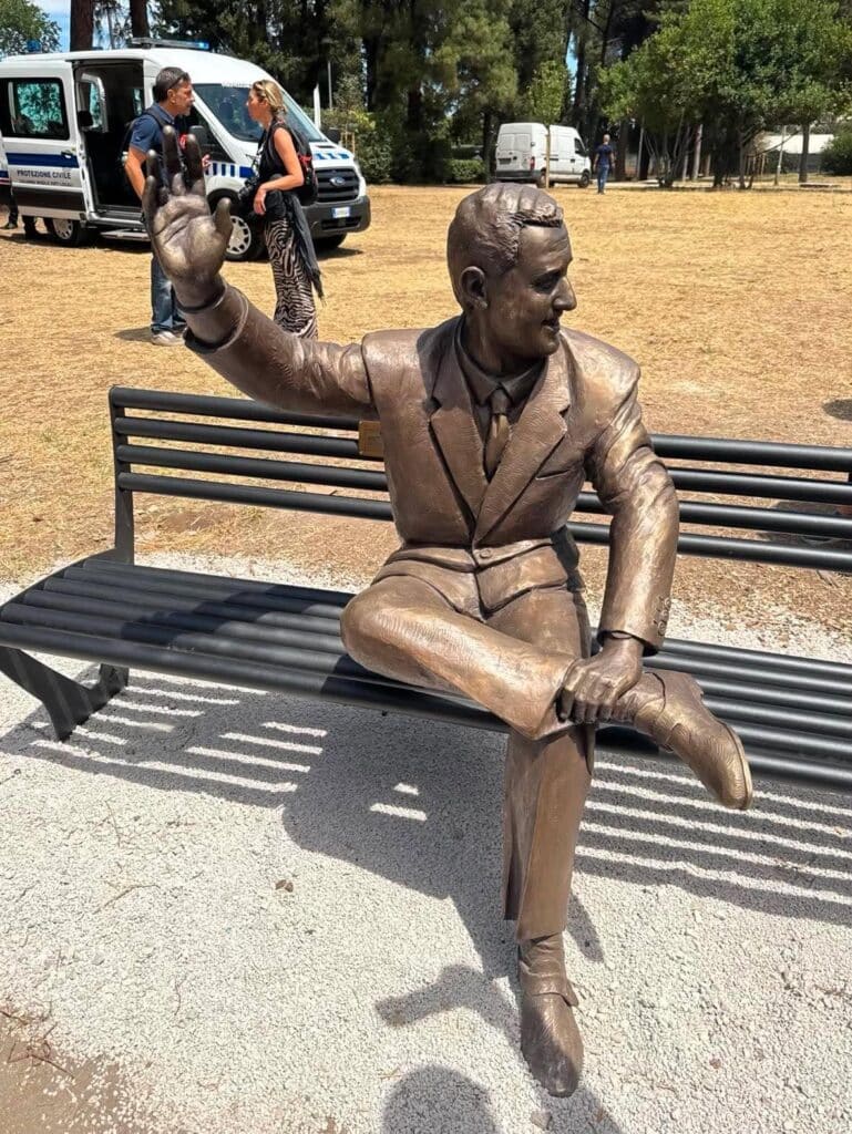 Roma homenageia Alberto Sordi: a primeira estátua italiana dedicada ao ator na Villa De Sanctis