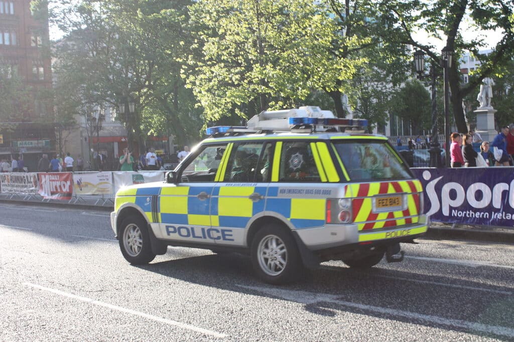 Times: Suspeito de esfaqueamento em Belfast no tribunal, novos confrontos na cidade