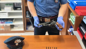 A licença de porte de arma expira, a arma permanece: as lacunas na lei italiana